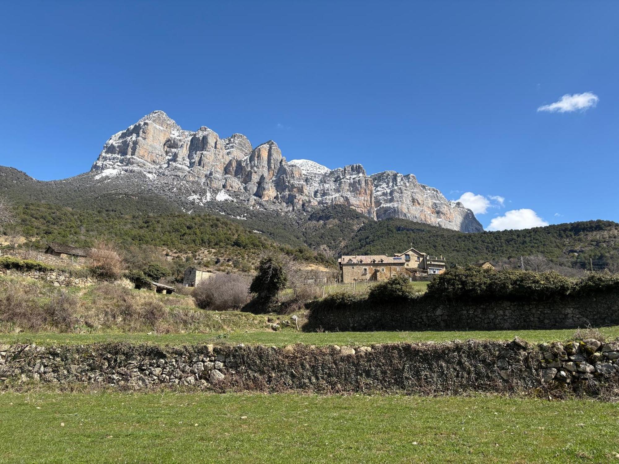 Apartamentos Bajo Pena Apartamentos Sanlorien El Pueyo de Araguas Bagian luar foto
